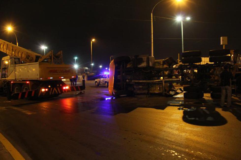 Camión que transportaba productos se volcó en el Callao 