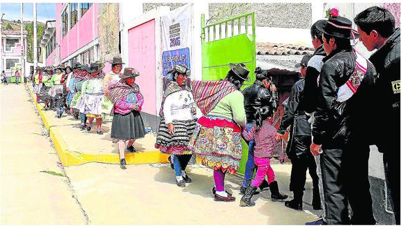 ​Huancavelica: Hombres y mujeres forman filas distintas por costumbre cultural 