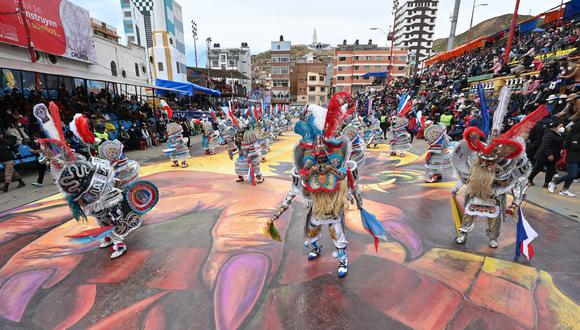 Bailarines de la danza Morenada participan en el desfile principal del carnaval de Oruro, en Oruro, Bolivia, el 26 de febrero de 2022. (Foto por AIZAR RALDES / AFP)