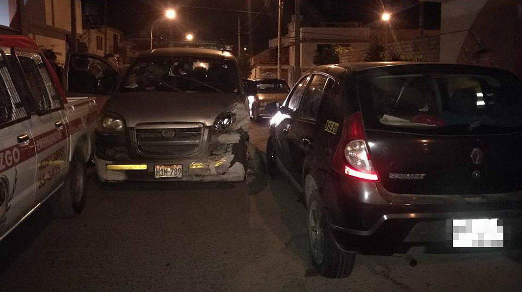 Chimbote: Minivan se estrella contra cerco de colegio y deja un herido 