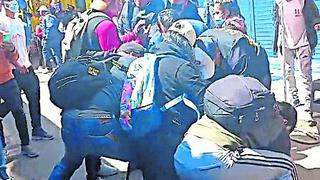 Comerciantes se enfrentan a golpes a PNP para evitar decomiso de celulares en Huancayo