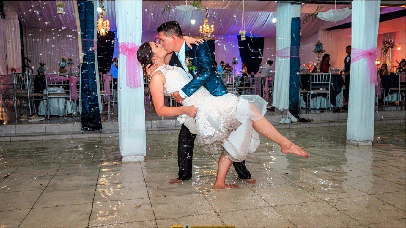 A novios no les importó que local se inunde por fuerte lluvia y se dieron el sí en Iquitos