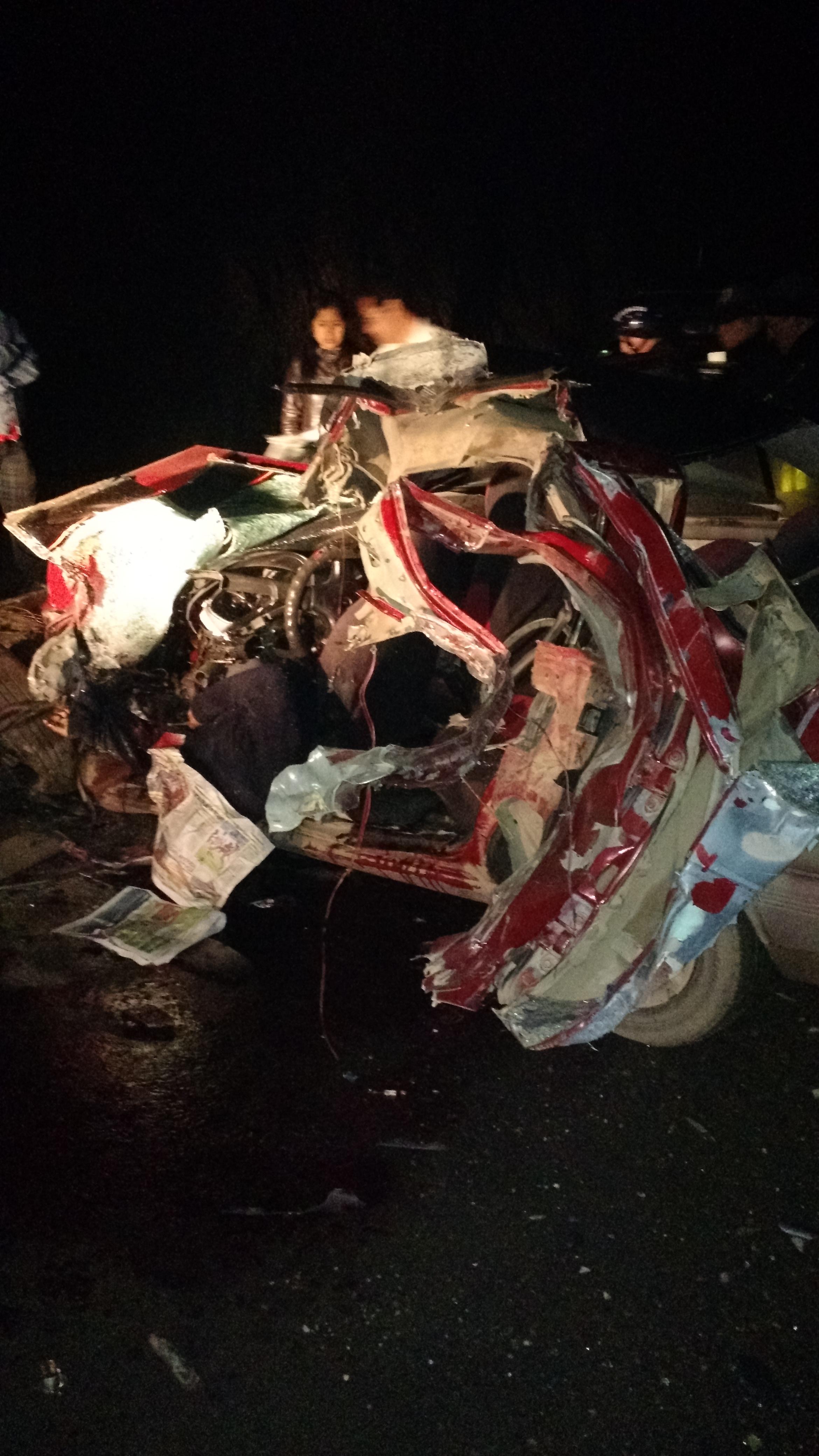 Choque de auto con bus deja dos muertos y tres heridos