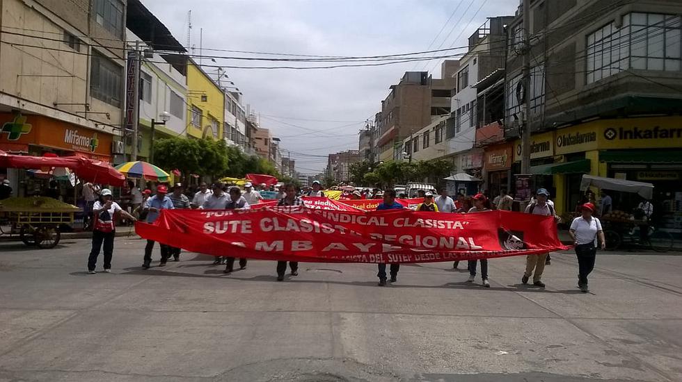 Maestros marchan en contra de la privatización de las escuelas públicas