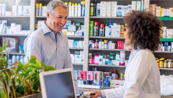 Un adulto comprando medicamentos genéricos en una farmacia. | Foto: Sanofi.