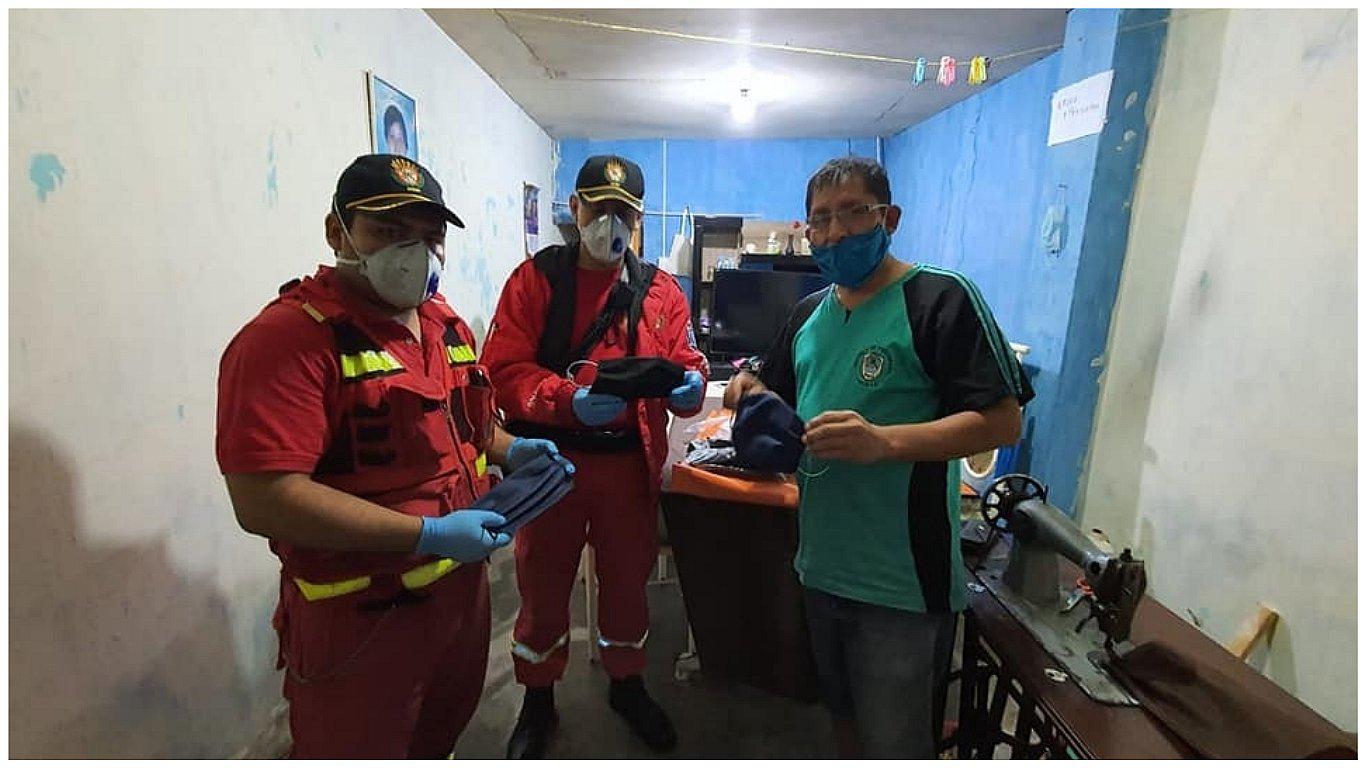 Ciudadano dona mascarillas para bomberos de Laredo 