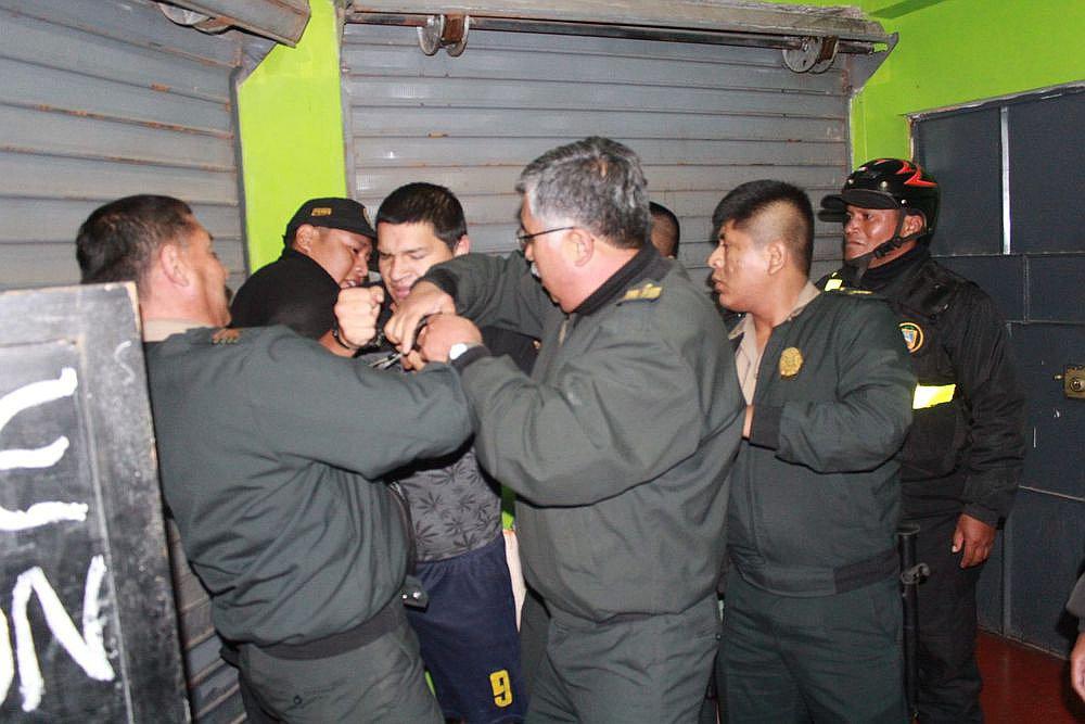 Tacna: agreden a comisario para impedir cierre de locales nocturnos