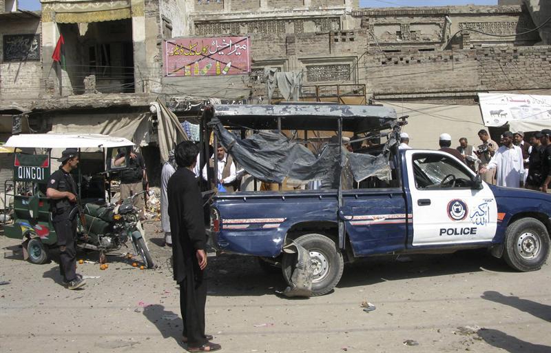 Pakistán: Atentado contra fuerzas de seguridad deja tres civiles muertos