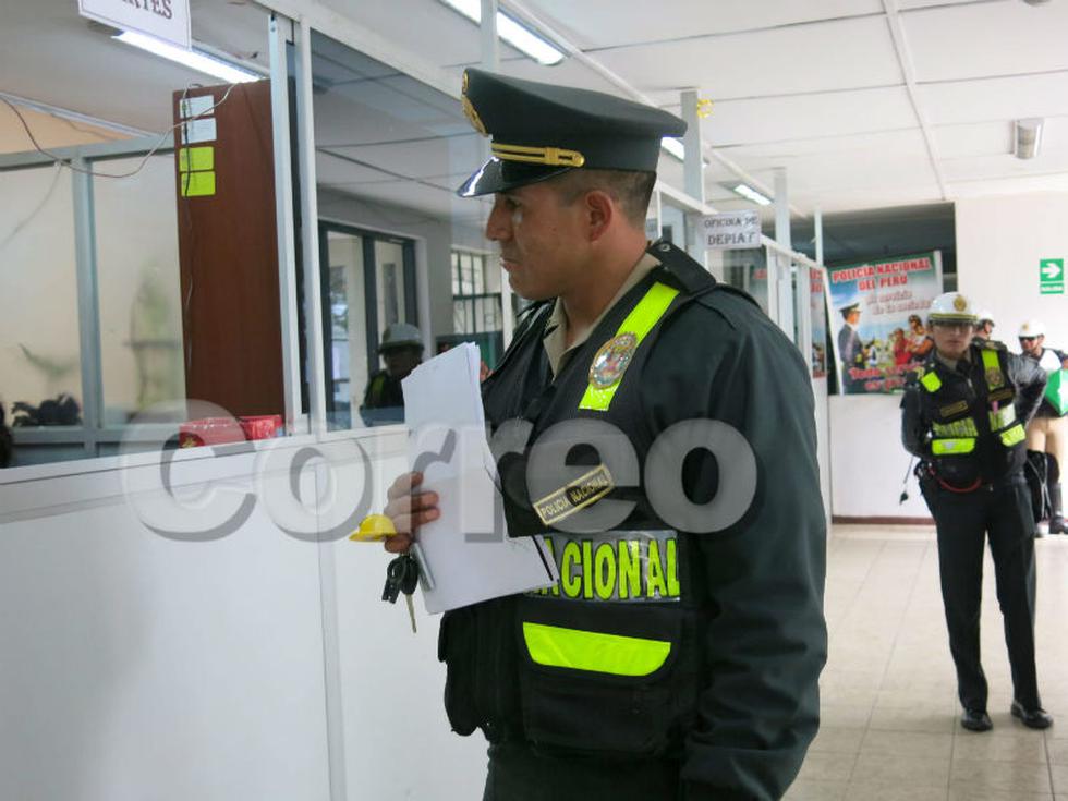 Por papeleta dos agreden a policía de tránsito 