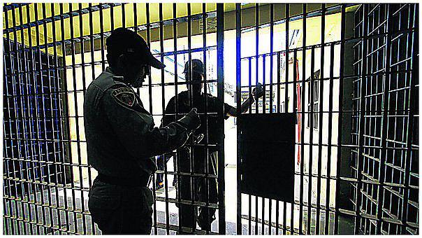 ​Un grupo de 30 españoles presos en Perú fue trasladado a España