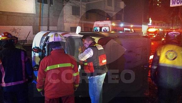 Accidente de tránsito entre ambulancia y taxi deja tres bomberos heridos (VIDEOS)