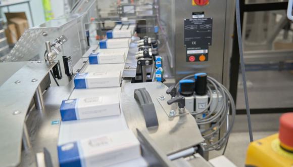 Esta foto del folleto proporcionada el 16 de noviembre de 2021 por cortesía de Pfizer muestra la fabricación de sus píldoras antivirales experimentales contra el covid-19 dentro de su laboratorio en Freiburg, Alemania. (Foto de Folleto / Pfizer / AFP)