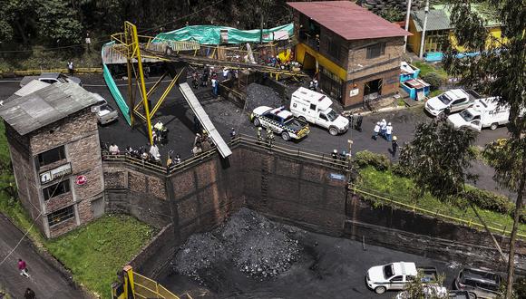 Vista aérea que muestra el sitio donde los rescatistas intentan llegar a diez mineros atrapados luego de una explosión en una mina de carbón en el municipio de Sutatausa en el departamento de Cundinamarca, Colombia el 15 de marzo de 2023.  (Foto de Daniel MUÑOZ / AFP)