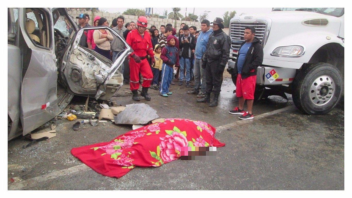 La Libertad: Choque entre tráiler y miniván deja dos muertos (VIDEO)