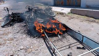Yunguyo: saquean mercado y queman bienes de sede del Ministerio Público