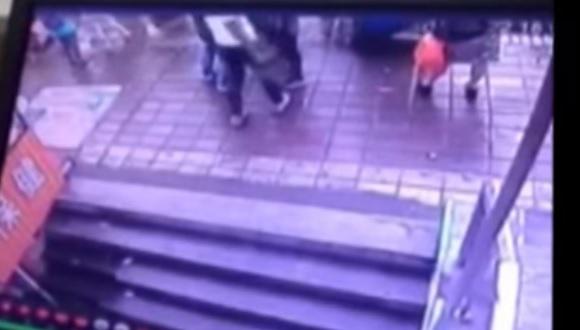 YouTube: No creerás lo que le sucede a estas personas cuando esperaban el bus en China 