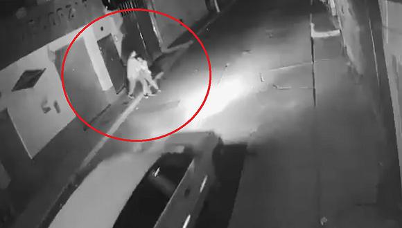 Cámaras de seguridad captan brutal golpiza de un sujeto a una mujer en una céntrica calle