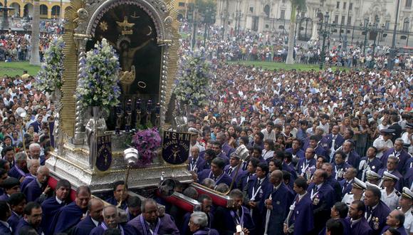 Cada mes de octubre, Lima se tiñe de morado para acompañar a la procesión del Señor de los Milagros, considerada como la manifestación religiosa católica periódica más numerosa del mundo. 2005 (Foto: GEC Archivo)