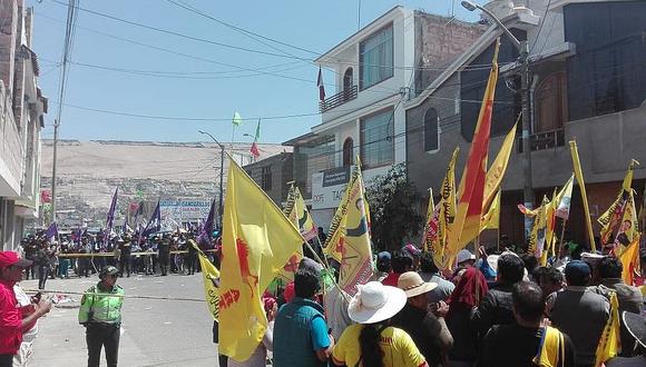 Militantes de Huashualdo y Mulloni se concentran afuera de la ODPE