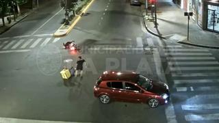 Un repartidor cruzó en rojo, chocó a un auto y el conductor le dio una brutal paliza (VIDEO)