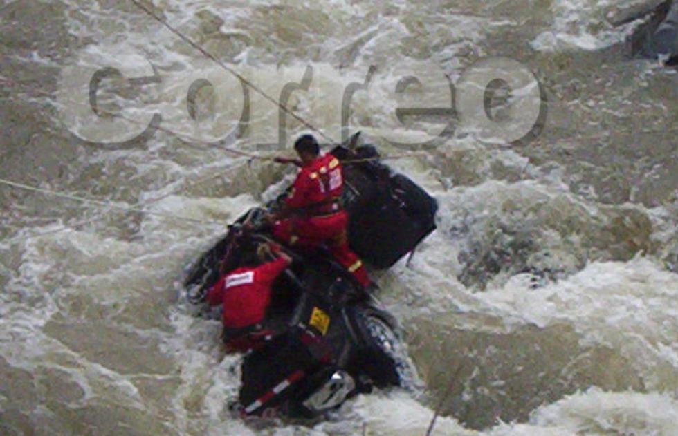 Por evitar huaico camioneta cae al río y pasajeros mueren (FOTOS)