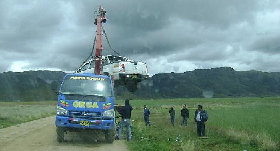 Puno funcionarios del distrito de Achaya salvan de morir en despiste