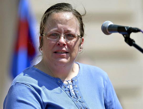 EEUU: funcionaria que se niega a formalizar bodas gay recibe apoyo