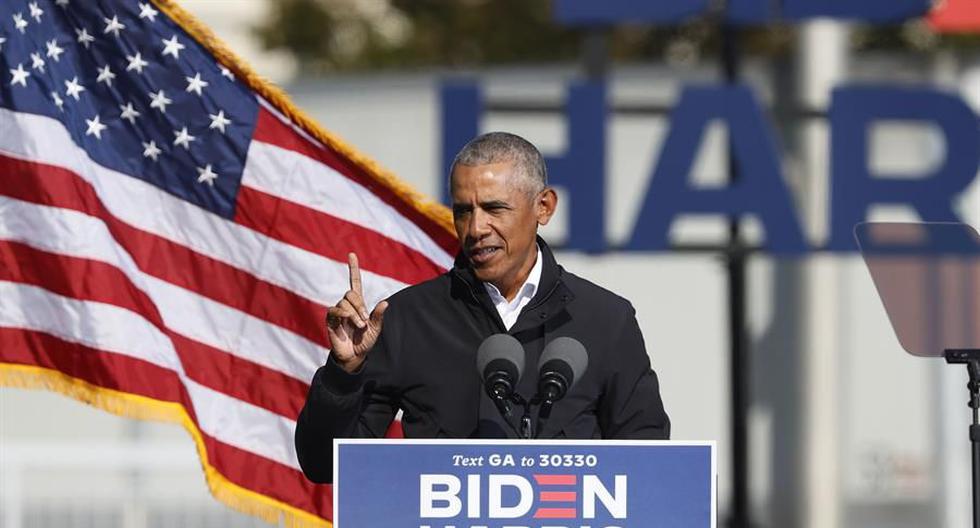 El ex presidente de Estados Unidos, Barack Obama, habla durante un mitin en un estacionamiento en Turner Field. (EFE / EPA / ERIK S. MENOR).