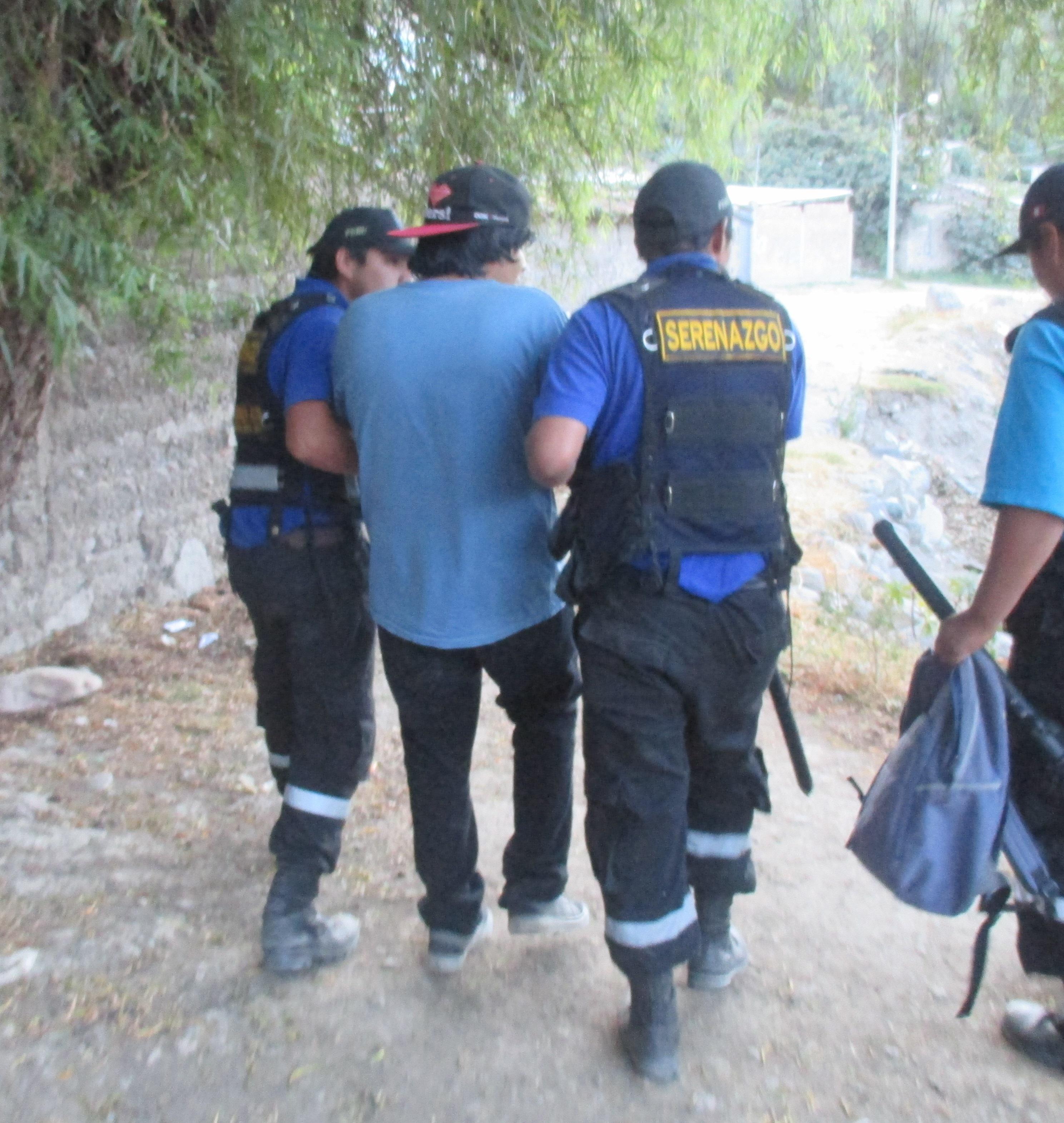 Menor cae con envoltorios de marihuana