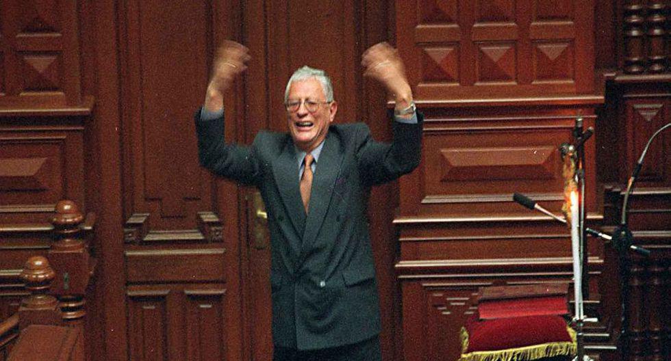 Luis Cáceres Velásquez tras juramentar en el año 2000. Foto: El Comercio