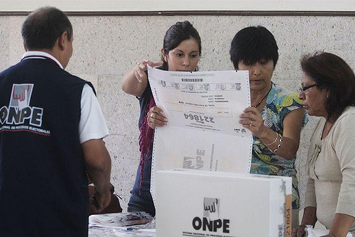 Con el propósito de que este acto se desarrolle de la mejor manera, la Oficina Nacional de Procesos Electorales (ONPE) desarrolla una serie de capacitaciones a nivel nacional. (Foto: Andina)