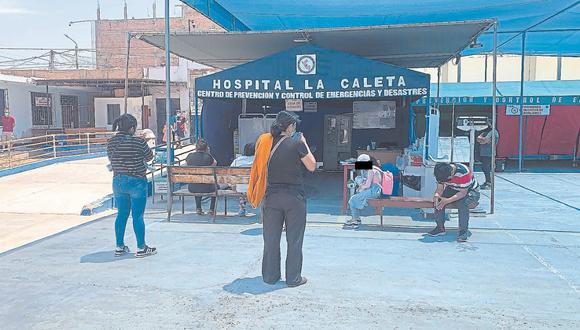 Hospital La Caleta llegó a su tope de internados y las 15 camas disponibles de la carpa COVID-19 se encuentran llenas. Un policía y reo figuran entre los pacientes.