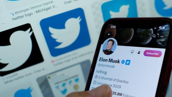 La marca azul de Elon Musk junto a su nombre en un teléfono inteligente. (Foto de Chris DELMAS / AFP)