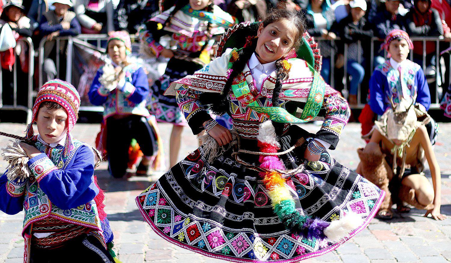 Estudiantes de primaria rinden espectacular tributo al Cusco (FOTOS)
