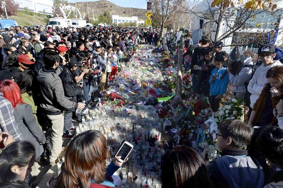 Miles de seguidores homenajean a Paul Walker en el lugar donde falleció (FOTOS)