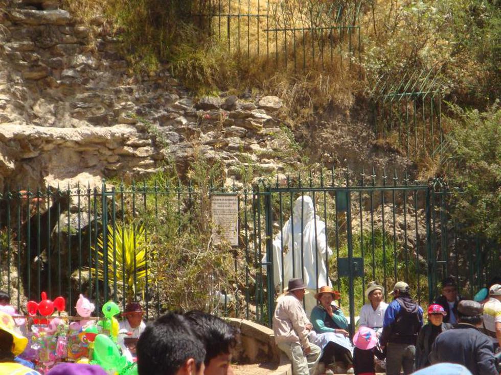 Largas colas por agua de la virgen del Cocharcas (FOTOS)
