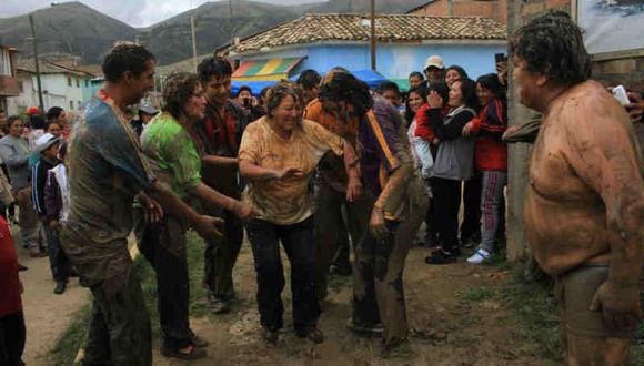 Derroche de agua por carnavales en Huancayo equivale al consumo de 5 mil familias
