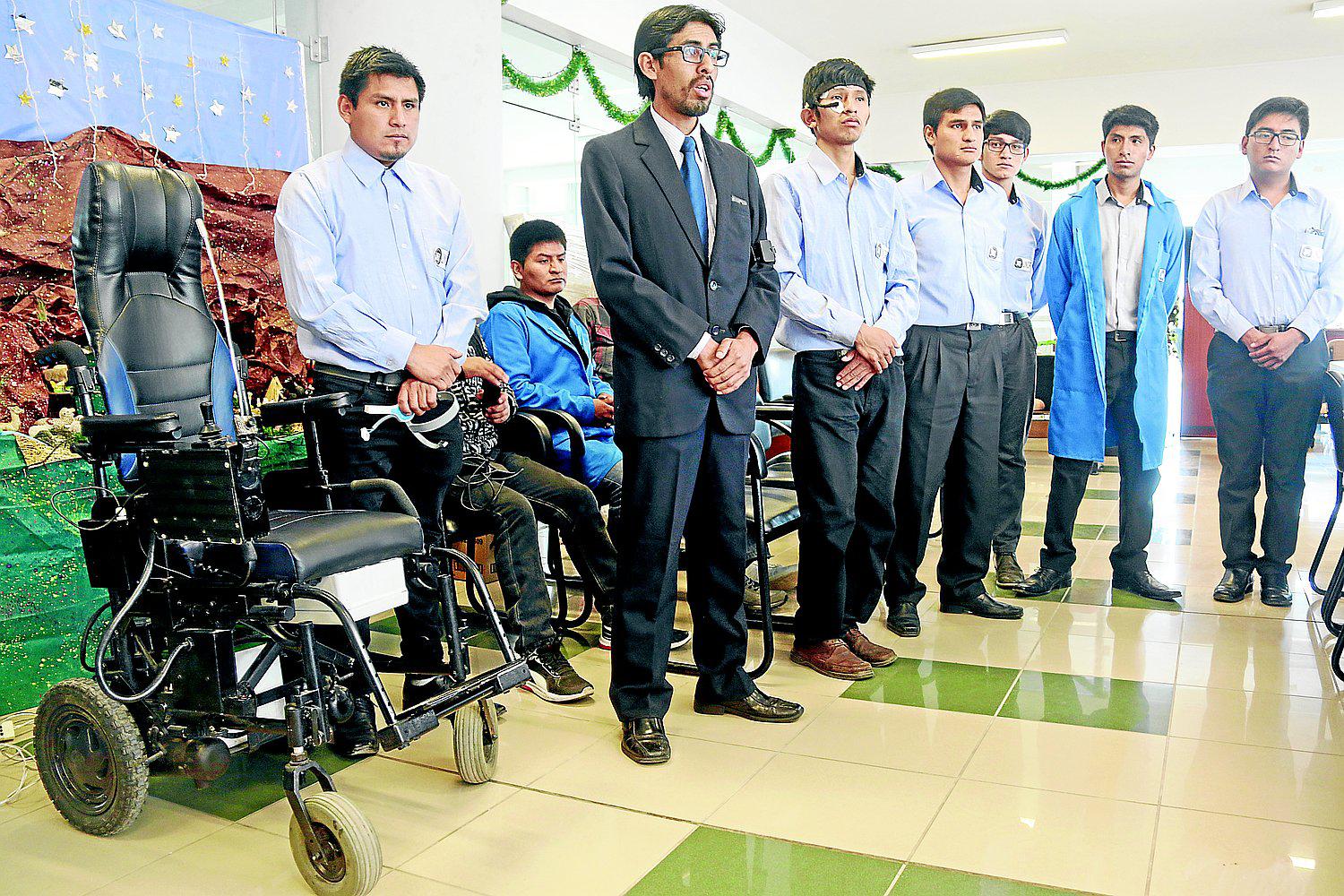 ​Universitarios huancas diseñan silla de ruedas que se controla moviendo ojos