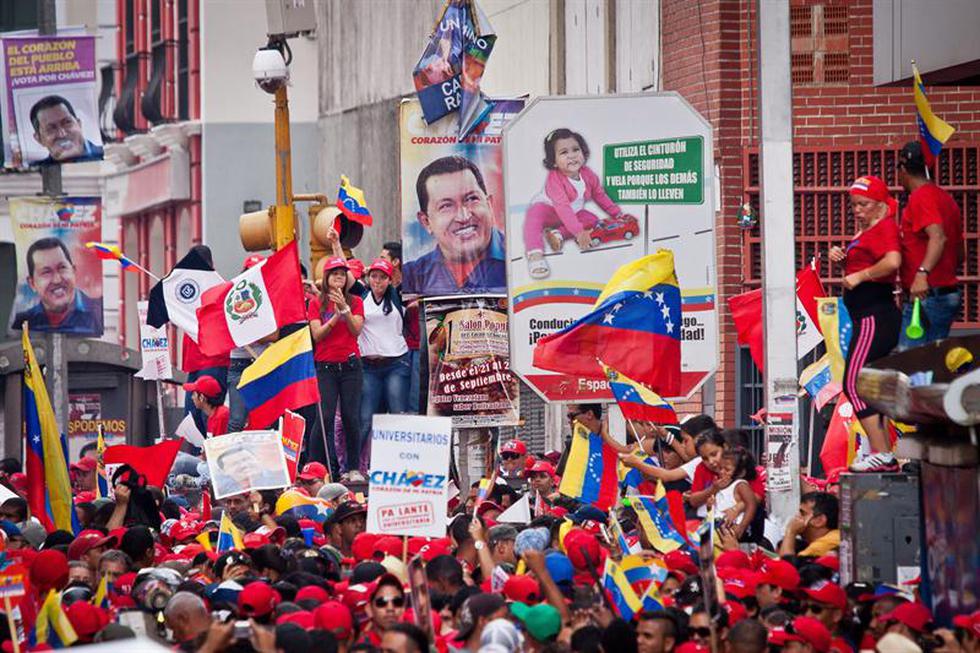 Fotos: Flamean bandera peruana en pleno cierre de campaña de Chávez