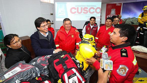 Bomberos de Cusco reciben equipo de protección para incendios forestales (FOTOS)