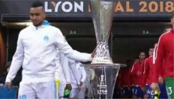Dimitri Payet tocó la copa y le cayó la "maldición" en la final de la Europa League (VIDEO)