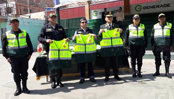 Región entrega 80 chalecos a la Policía