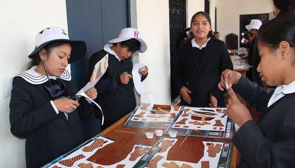 En Cusco escolares hacen réplicas de piezas de museos en papel