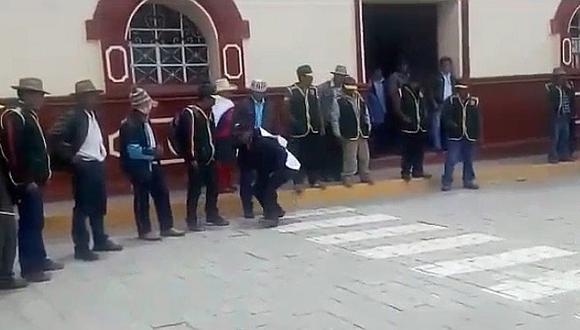 Ronderos pasean y castigan a funcionario de la comuna de Santiago de Chuco (VIDEO) 