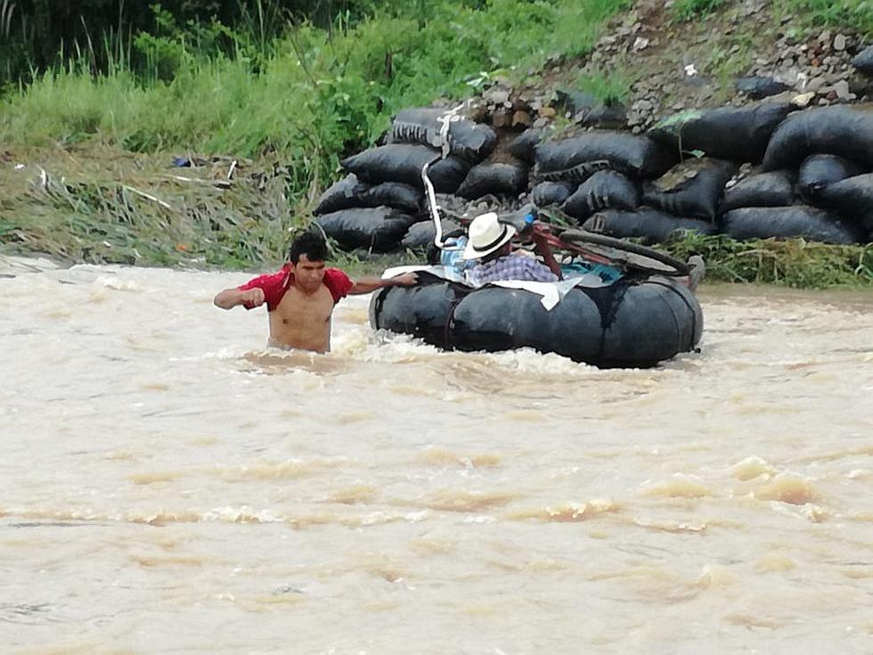 Aumenta el caudal del río Zaña y pobladores arriesgan sus vidas al intentar cruzarlo
