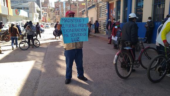 Profesores protestan contra Electro Puno en Juliaca