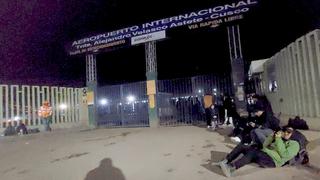 Cusco: pasajeros durmieron en la puerta del aeropuerto esperando a que se habiliten vuelos (VIDEOS)