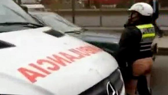 ​Policía se lleva a comisaría a ambulancia que trasladaba de emergencia a una anciana