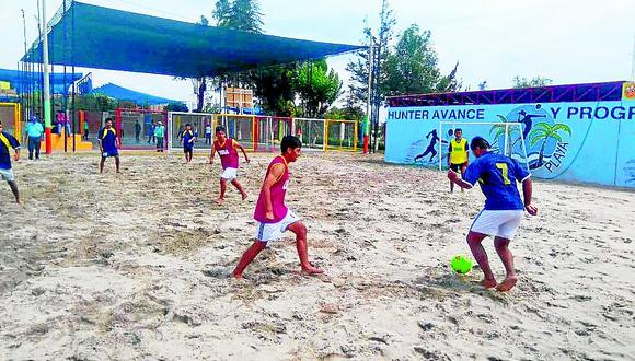 Estudiantes de la UNSA  animan certamen de fútbol playa