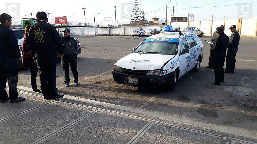 Asaltantes realizan seis disparos contra taxi donde viajaba comerciante